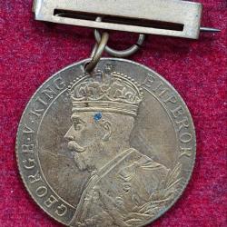 Alternative view of British - India (Freedom and Honour of King) George V (1914-1919) GEM UNC Medal With Clip#E-72