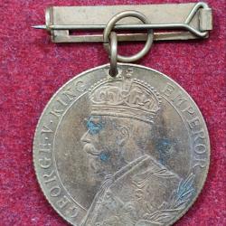 Alternative view of British - India (Freedom and Honour of King) George V (1914-1919) GEM UNC Medal With Clip#E-71