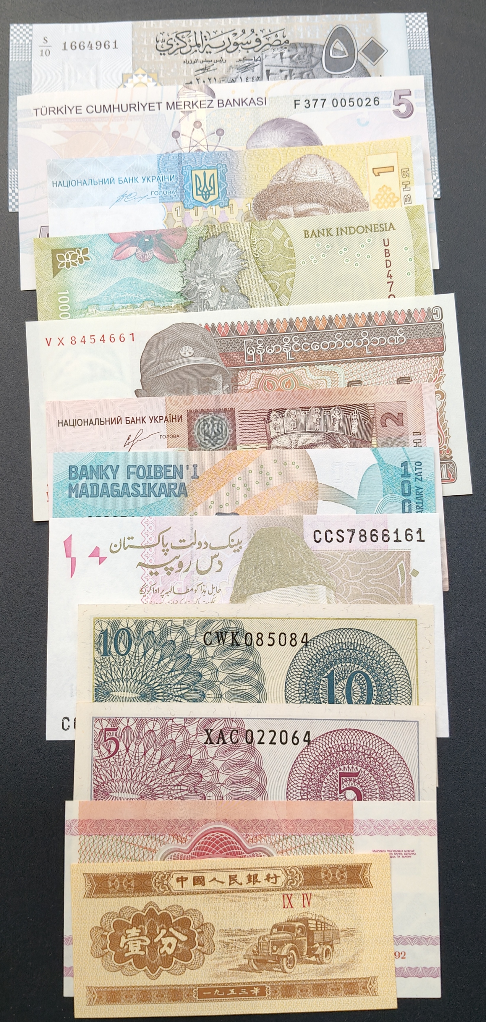 50 Different Foreign Gem Unc Note