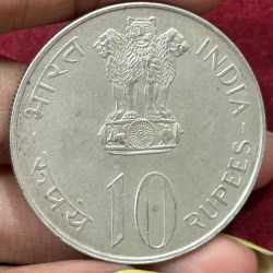 Alternative view of India 10 Rupees 1972 ( Independence )Rare Commemorative issue Calcutta Mint Silver Coin #C-60