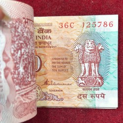 Alternative view of 10 RUPEES OLD ISSUE GOVERNOR S.VENKATARAMAN UNC SERIAL PACKET WITH FANCY NUMBER ENDING 786