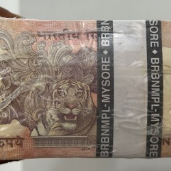 Alternative view of 10 Rupees 2014 RBI Governor Raghuram G. Rajan Sealed 1000 note pack RIM ( Slives Cut Normally)