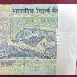 Alternative view of 100 Rupees Governor Y.B.Reddy Rare Gem Unc Serial Packet