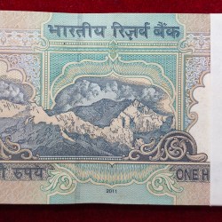 Alternative view of 100 RUPEES OLD ISSUE GOVERNOR D.SUBBARAO ( L Insert 2011 ) RARE UNC SERIAL PACKET