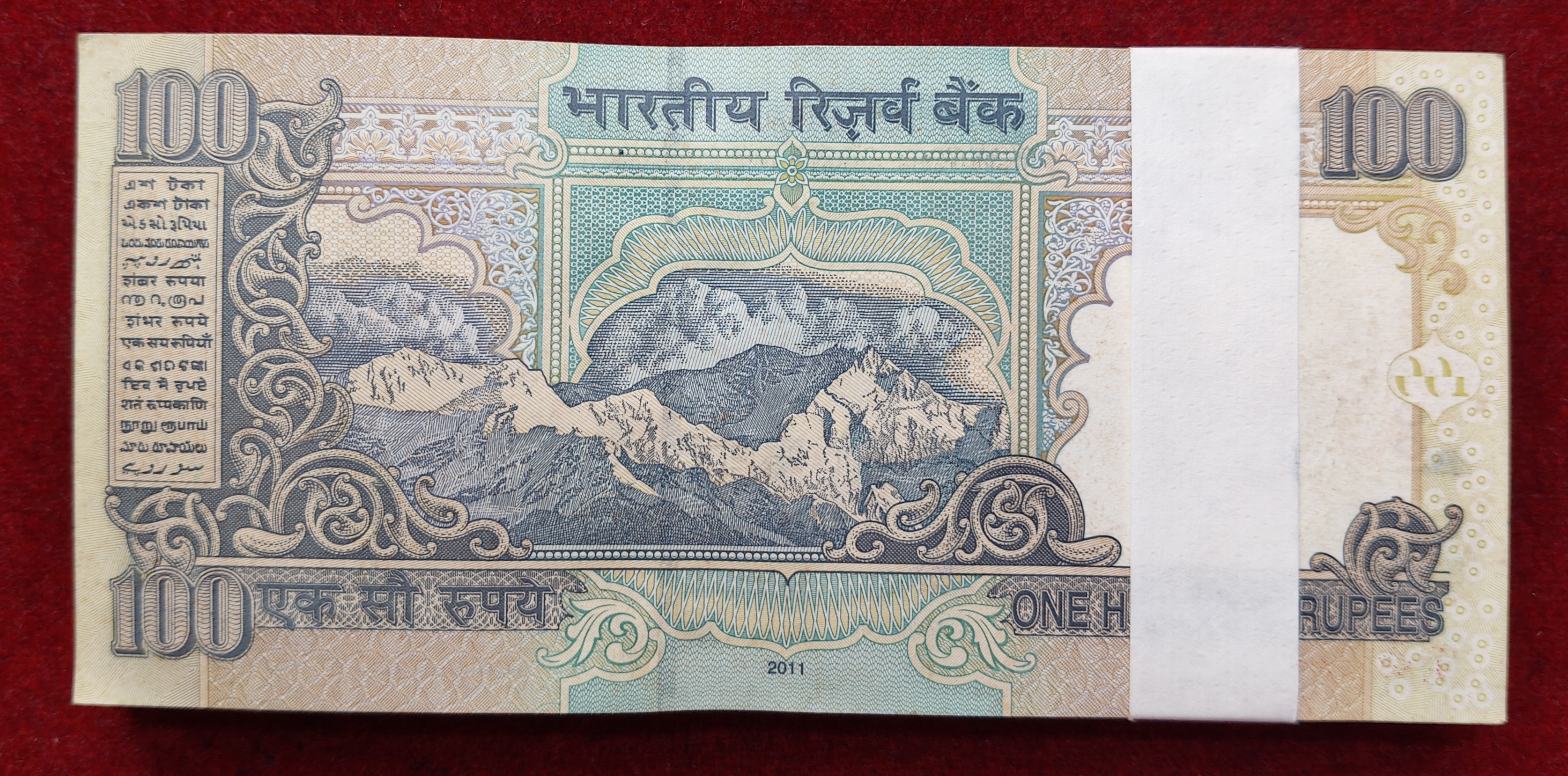 100 RUPEES OLD ISSUE GOVERNOR D.SUBBARAO ( L Insert 2011 ) RARE UNC SERIAL PACKET