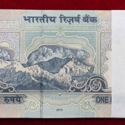 Alternative view of 100 RUPEES OLD ISSUE GOVERNOR D.SUBBARAO ( R Insert 2010 ) RARE UNC SERIAL PACKET