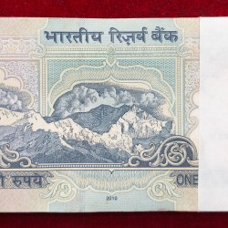 Alternative view of 100 RUPEES OLD ISSUE GOVERNOR D.SUBBARAO ( R Insert 2010 ) RARE UNC SERIAL PACKET