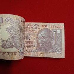 Alternative view of Ten Rs Old Mahatma Gandhi Ji Full Serial Bundle Governor Raghuram Rajan Year 2013 Republic of India 331201